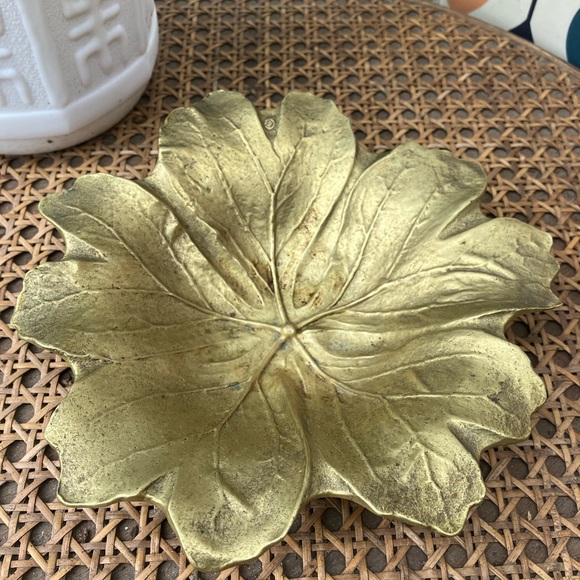 Virgina Metal Crafters 1948 Heavy Brass Leaf Dish/Bowl - Picture 8 of 9